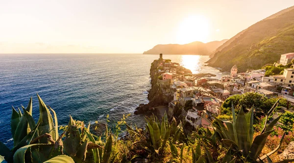 Vernazza イタリアの海岸にあるCinque Terre国立公園の村 日没時の美しい色 スペツィア県 リグーリア州 イタリアの北にある ヨーロッパの旅行 観光情報 — ストック写真