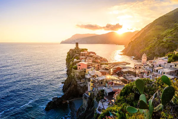 Vernazza Village Cinque Terre Nemzeti Park Olaszország Partjainál Gyönyörű Színek — Stock Fotó