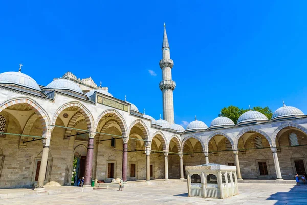 İstanbul 'un Fatih ilçesine bağlı Süleyman Camii. Tarihi bölümlerin seyahat konsepti.