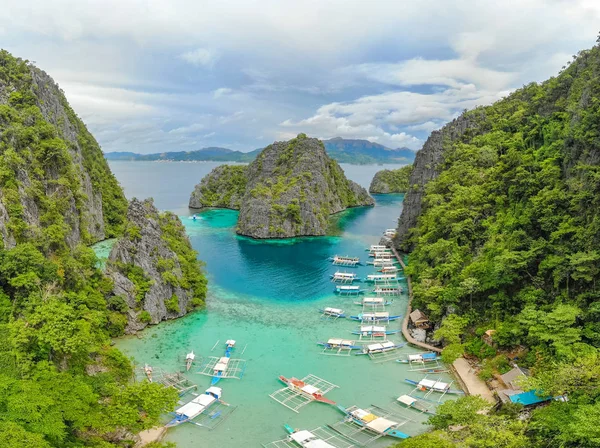 菲律宾巴拉旺Coron岛Kayangan湖 天堂湾蓝色水晶水 船坞上有船 — 图库照片