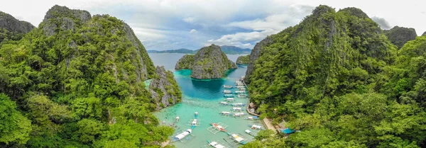 Blå Kristallvatten Paradisbukten Med Båtar Träpiren Vid Kayangansjön Coron Island — Stockfoto