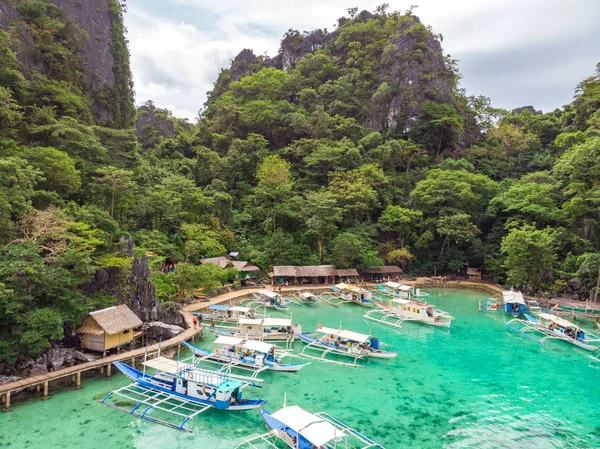 Blå Kristallvatten Paradisbukten Med Båtar Träpiren Vid Kayangansjön Coron Island — Stockfoto