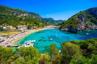 Agios Spiridon Plajı kristal berrak gök mavisi suyu ve güzel manzara manzaralı beyaz plajı - Paleokastritsa, İyon takımadası, Yunanistan 'daki Korfu adasının cennet kıyısı.