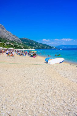 Barbati Sahili, kristal berrak gök mavisi suyla güzel manzara - Korfu adasının cennet sahili, İyon takımadası, Yunanistan.