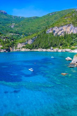 Paleokastritsa - Korfu, İyon Adası, Yunanistan ve Avrupa 'da körfezde kristal berrak gök mavisi suyu bulunan cennet kıyı manzarası