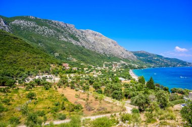 Barbati Sahili, kristal berrak gök mavisi suyla güzel manzara - Korfu adasının cennet sahili, İyon takımadası, Yunanistan.