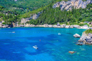 Paleokastritsa - Korfu, İyon Adası, Yunanistan ve Avrupa 'da körfezde kristal berrak gök mavisi suyu bulunan cennet kıyı manzarası