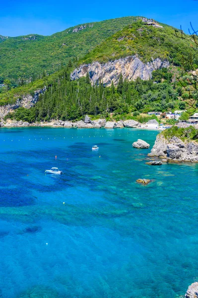 Paleokastritsa - Korfu, İyon Adası, Yunanistan ve Avrupa 'da körfezde kristal berrak gök mavisi suyu bulunan cennet kıyı manzarası