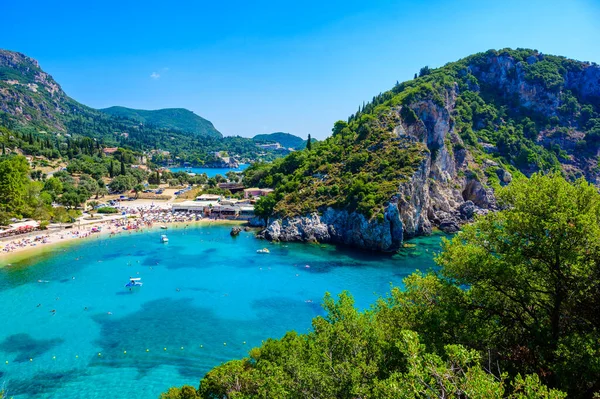 Agios Spiridon Beachとクリスタルクリア紺碧の水と美しい風景の中の白いビーチ ギリシャ イオニア諸島のPaleokastritsaにあるCorfu島のパラダイス海岸線 — ストック写真