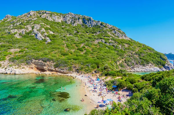 アフィオナスのポルト ティモニ ビーチは コルフ島 ツインベイ イオニア島 ギリシャ ヨーロッパに透明な紺碧の水を持つ楽園のダブルビーチです — ストック写真