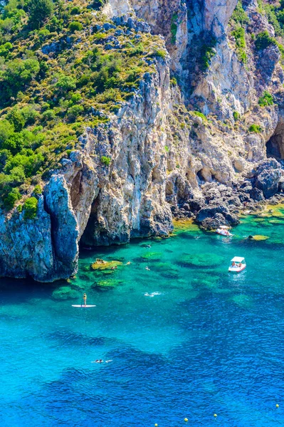 Agios Spiridon Beachとクリスタルクリア紺碧の水と美しい風景の中の白いビーチ ギリシャ イオニア諸島のPaleokastritsaにあるCorfu島のパラダイス海岸線 — ストック写真