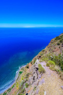 Portekiz, Madeira adasındaki Camara de Lobos 'a yakın Cabo Girao uçurumundan inanılmaz manzara.