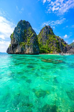 Tropik Shimizu Adası ve Cennet Sahili, El Nido, Palawan, Filipinler. A güzergahı turu. Mercan kayalıkları ve keskin kireçtaşı kayalıkları.