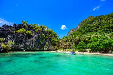 Cennet kıyısındaki tropik Papaya plajı, El Nido, Palawan, Filipinler. A güzergahı turu. Mercan kayalıkları ve keskin kireçtaşı kayalıkları.
