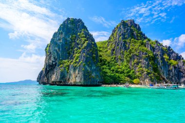 Tropik Shimizu Adası ve Cennet Sahili, El Nido, Palawan, Filipinler. A güzergahı turu. Mercan kayalıkları ve keskin kireçtaşı kayalıkları.