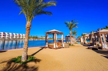 Beyaz plajda dinlenmek - tatil için gidilecek yer - Hurghada, Kızıldeniz, Mısır