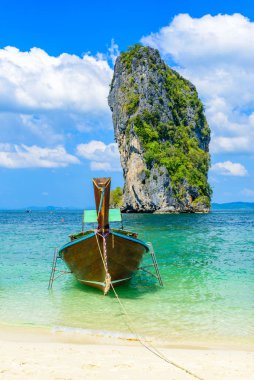 Poda Adası - Tropikal manzaralı cennet sahili - Ao Nang, Ao Phra Nang körfezi, Krabi, Tayland.