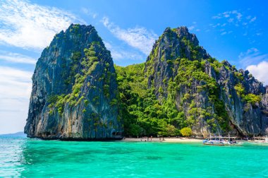 Tropik Shimizu Adası ve Cennet Sahili, El Nido, Palawan, Filipinler. A güzergahı turu. Mercan kayalıkları ve keskin kireçtaşı kayalıkları.