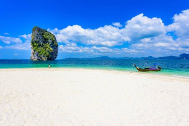 Poda Adası - Tropikal manzaralı cennet sahili - Ao Nang, Ao Phra Nang körfezi, Krabi, Tayland.