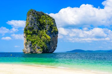 Poda Adası - Tropikal manzaralı cennet sahili - Ao Nang, Ao Phra Nang körfezi, Krabi, Tayland.