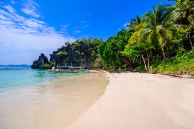 Cennet kıyısındaki tropik Papaya plajı, El Nido, Palawan, Filipinler. A güzergahı turu. Mercan kayalıkları ve keskin kireçtaşı kayalıkları.