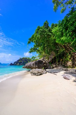 Cennet kıyısındaki tropik Papaya plajı, El Nido, Palawan, Filipinler. A güzergahı turu. Mercan kayalıkları ve keskin kireçtaşı kayalıkları.