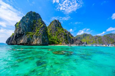 Tropik Shimizu Adası ve Cennet Sahili, El Nido, Palawan, Filipinler. A güzergahı turu. Mercan kayalıkları ve keskin kireçtaşı kayalıkları.