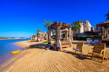 Beyaz plajda dinlenmek - tatil için gidilecek yer - Hurghada, Kızıldeniz, Mısır