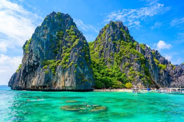 Tropik Shimizu Adası ve Cennet Sahili, El Nido, Palawan, Filipinler. A güzergahı turu. Mercan kayalıkları ve keskin kireçtaşı kayalıkları.
