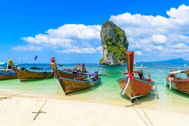 Poda Adası - Tropikal manzaralı cennet sahili - Ao Nang, Ao Phra Nang körfezi, Krabi, Tayland.