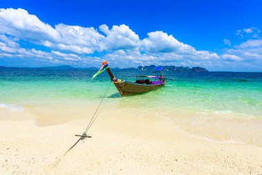 Poda Adası - Tropikal manzaralı cennet sahili - Ao Nang, Ao Phra Nang körfezi, Krabi, Tayland.