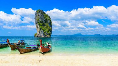 Poda Adası - Tropikal manzaralı cennet sahili - Ao Nang, Ao Phra Nang körfezi, Krabi, Tayland.