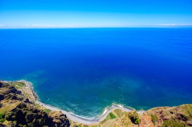 Portekiz, Madeira adasındaki Camara de Lobos 'a yakın Cabo Girao uçurumundan inanılmaz manzara.