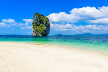 Poda Adası - Tropikal manzaralı cennet sahili - Ao Nang, Ao Phra Nang körfezi, Krabi, Tayland.