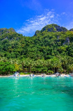 Cennet kıyısındaki tropik Papaya plajı, El Nido, Palawan, Filipinler. A güzergahı turu. Mercan kayalıkları ve keskin kireçtaşı kayalıkları.