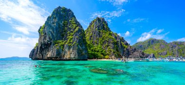 Tropik Shimizu Adası ve Cennet Sahili, El Nido, Palawan, Filipinler. A güzergahı turu. Mercan kayalıkları ve keskin kireçtaşı kayalıkları.