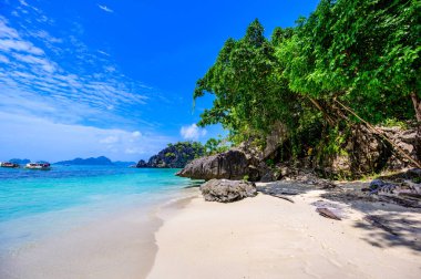 Cennet kıyısındaki tropik Papaya plajı, El Nido, Palawan, Filipinler. A güzergahı turu. Mercan kayalıkları ve keskin kireçtaşı kayalıkları.