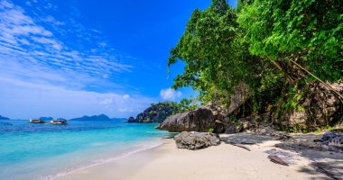 Cennet kıyısındaki tropik Papaya plajı, El Nido, Palawan, Filipinler. A güzergahı turu. Mercan kayalıkları ve keskin kireçtaşı kayalıkları.