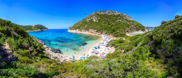 位于希腊爱奥尼亚岛科孚市的蒂莫尼港湾全景是一个有着晶莹碧水的天堂双层滩 — 图库照片