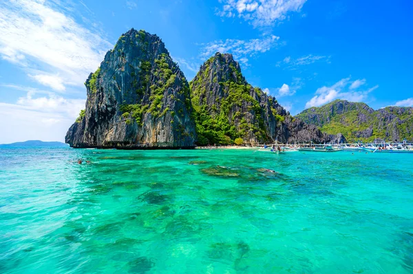 Tropik Shimizu Adası ve Cennet Sahili, El Nido, Palawan, Filipinler. A güzergahı turu. Mercan kayalıkları ve keskin kireçtaşı kayalıkları.