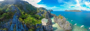 Matinloc Adası, El Nido, Palawan, Filipinler 'deki gizli sahil manzarası - C turu güzergahı - Cennet lagünü ve tropikal manzaradaki plaj