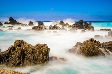 Porto Moniz - Volkanik kıyılarda uzun süre kaya ve dalgalara maruz kalma - Madeira Adası, Portekiz 'in güzel manzarası