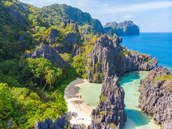 菲律宾巴拉旺El Nido Matinloc岛隐藏海滩的空中景观 C之旅路线 天堂泻湖和热带风景海滩 — 图库照片