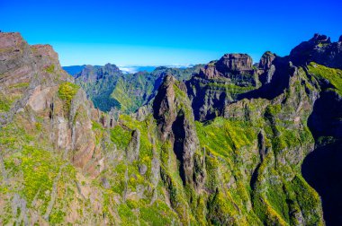 Pico do Arieiro 'dan Pico Ruivo, Madeira Adası' na güzel yürüyüş parkurları. Pr1 no 'lu patika, Vereda do Areeiro. Bulutların üstündeki güneşli yaz gününde. Portekiz.