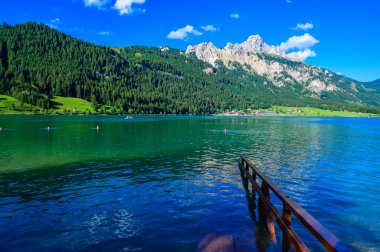 Haldensee - Tannheim vadisinde dağ manzaralı güzel bir göl - Alpler, Tirol, Avusturya, Avrupa
