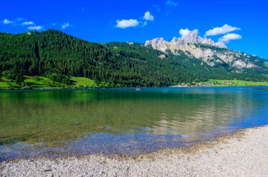 Haldensee - Tannheim vadisinde dağ manzaralı güzel bir göl - Alpler, Tirol, Avusturya, Avrupa