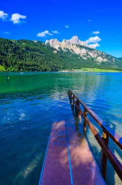 Haldensee - Tannheim vadisinde dağ manzaralı güzel bir göl - Alpler, Tirol, Avusturya, Avrupa