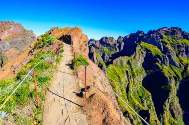 Pico do Arieiro 'dan Pico Ruivo, Madeira Adası' na güzel yürüyüş parkurları. Pr1 no 'lu patika, Vereda do Areeiro. Bulutların üstündeki güneşli yaz gününde. Portekiz.