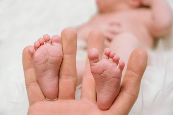Yeni Doğmuş Bir Bebeğin Ayakları Ebeveynlerin Elinde Mutlu Aile Anı — Stok fotoğraf
