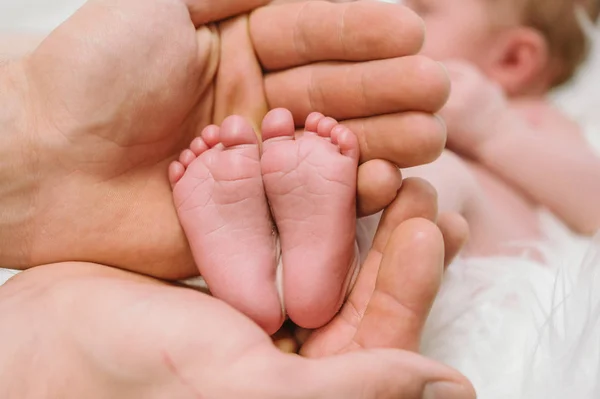 Fötter Ett Nyfött Barn Föräldrarnas Händer Glad Familj Ögonblick Och — Stockfoto